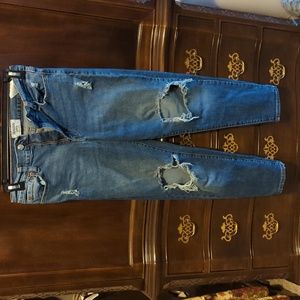 Denizen Levi's Ripped Mom Jeans. Size 7 or Waist 28.